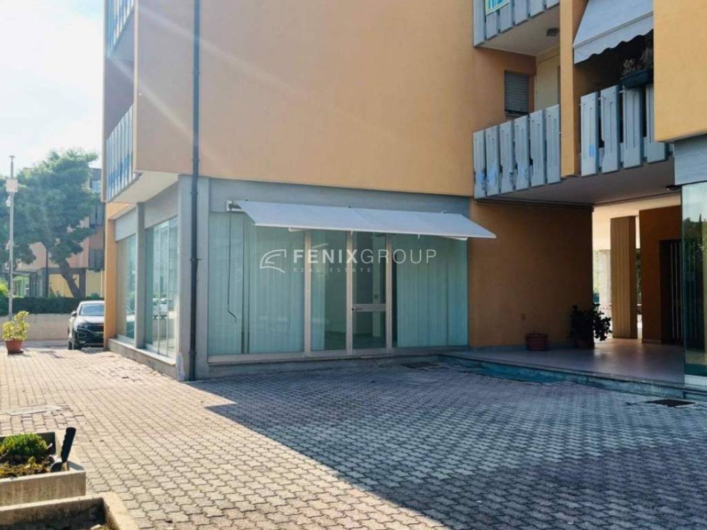 negozio in vendita a Martinsicuro in zona Villa Rosa