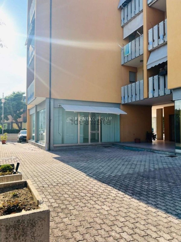 locale commerciale in vendita a Martinsicuro in zona Villa Rosa