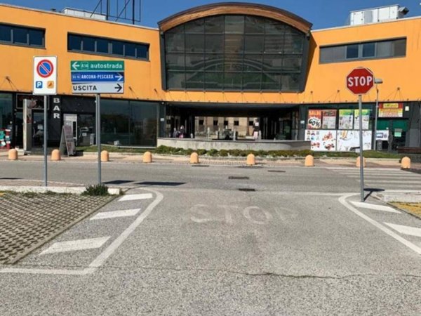 locale commerciale in vendita a Martinsicuro in zona Villa Rosa