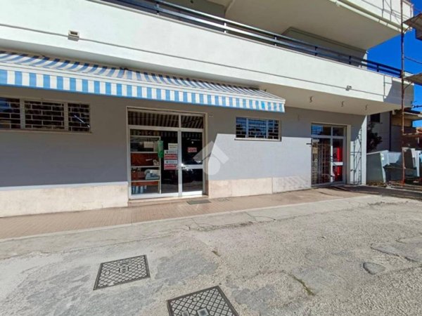 negozio in vendita a Martinsicuro in zona Villa Rosa