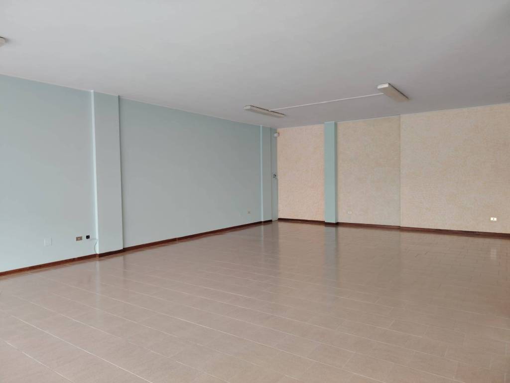 negozio in vendita a Martinsicuro in zona Villa Rosa