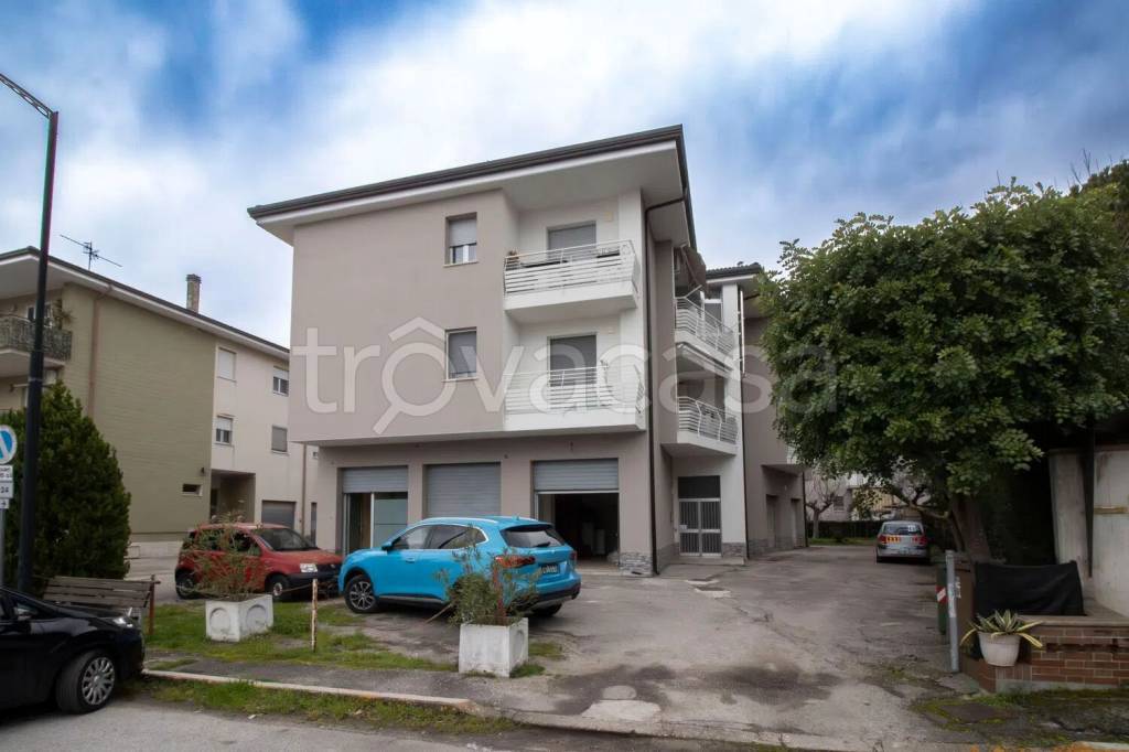 negozio in vendita a Martinsicuro in zona Villa Rosa