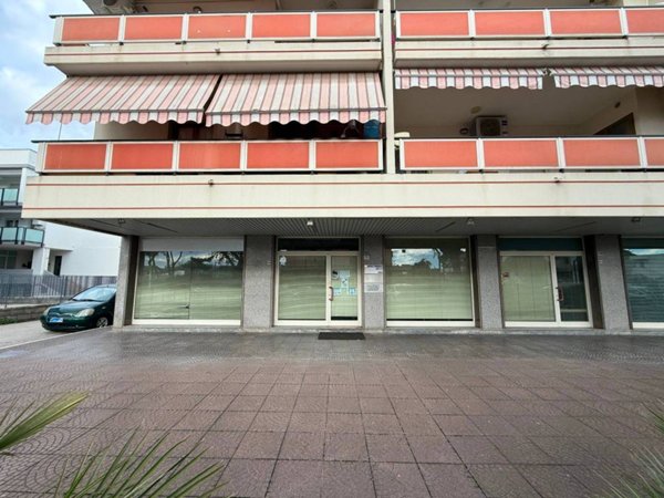 negozio in vendita a Martinsicuro in zona Villa Rosa