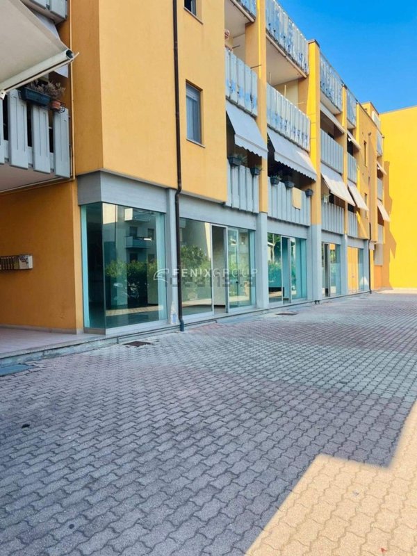 locale commerciale in vendita a Martinsicuro