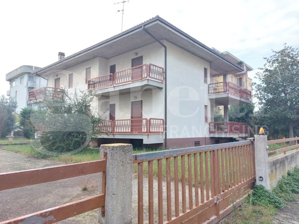 casa indipendente in vendita a Martinsicuro in zona Villa Rosa