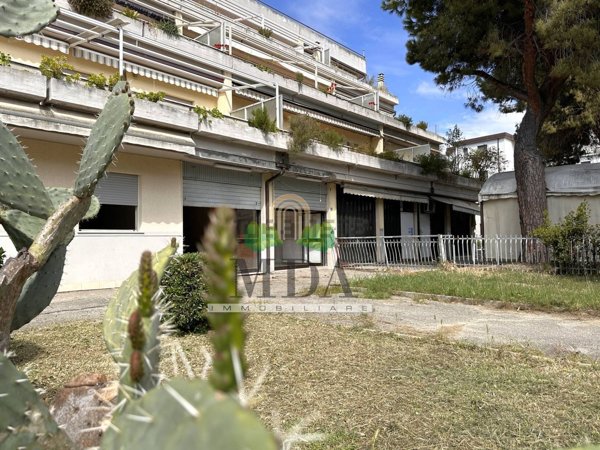 negozio in vendita a Martinsicuro in zona Villa Rosa