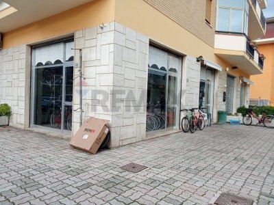 locale commerciale in vendita a Martinsicuro