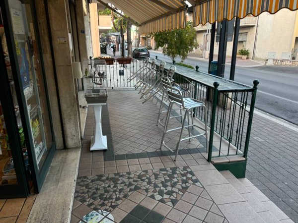 negozio in vendita a Martinsicuro in zona Villa Rosa