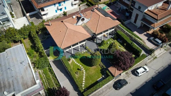 casa indipendente in vendita a Martinsicuro in zona Villa Rosa