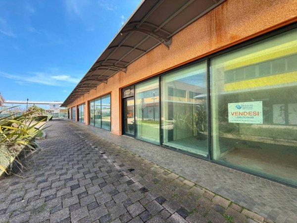 negozio in vendita a Martinsicuro in zona Villa Rosa