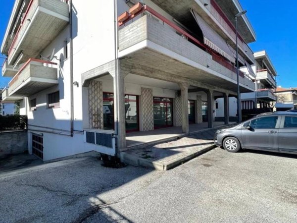 negozio in vendita a Martinsicuro in zona Villa Rosa