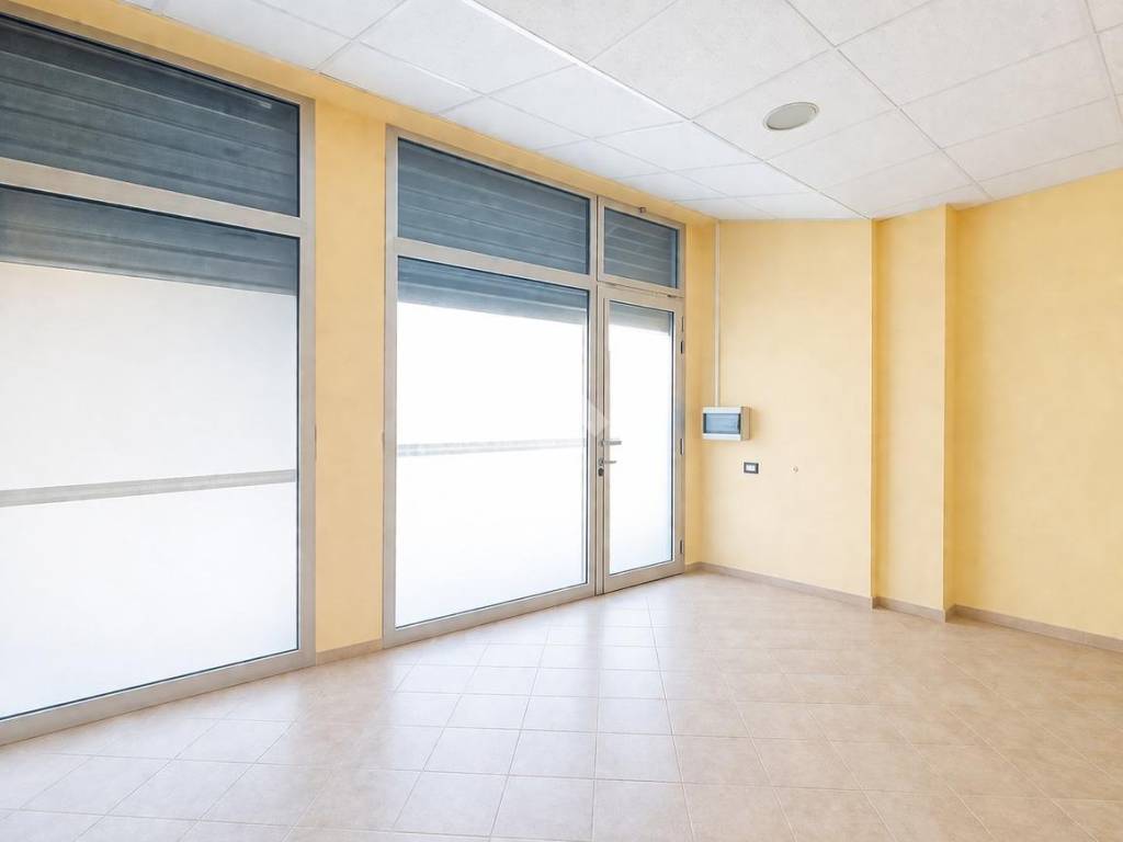 negozio in vendita a Martinsicuro in zona Villa Rosa