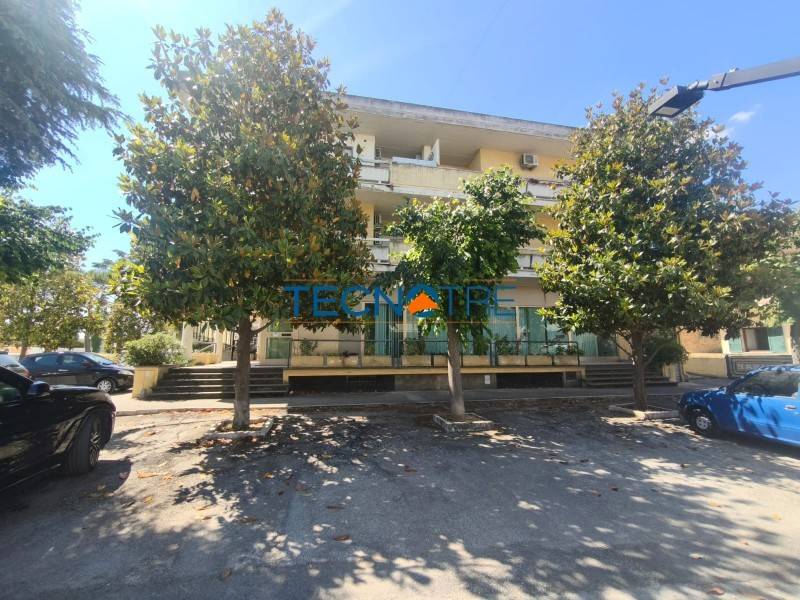 negozio in vendita a Martinsicuro in zona Villa Rosa