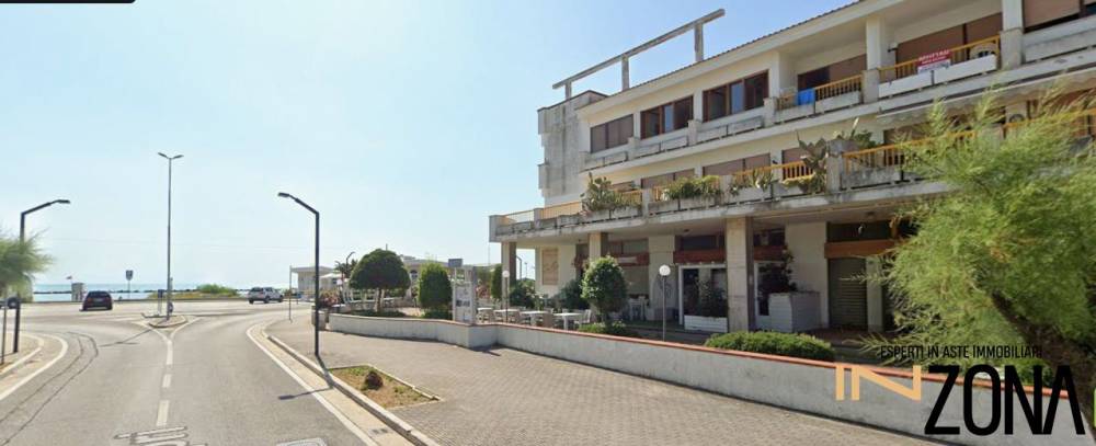 negozio in vendita a Martinsicuro in zona Villa Rosa