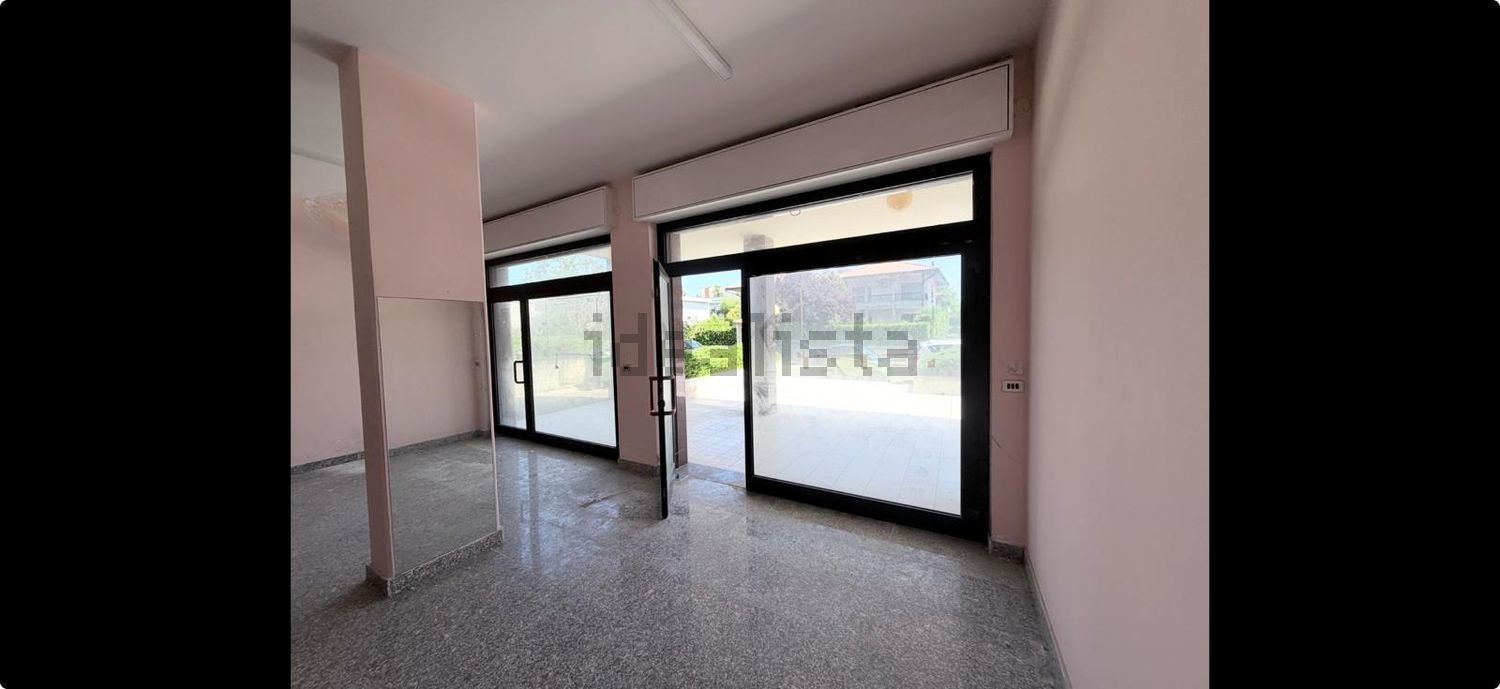 locale commerciale in vendita a Martinsicuro in zona Villa Rosa