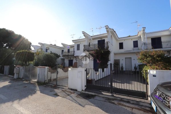 casa indipendente in vendita a Martinsicuro in zona Villa Rosa