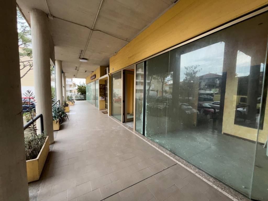 locale commerciale in vendita a Martinsicuro in zona Villa Rosa