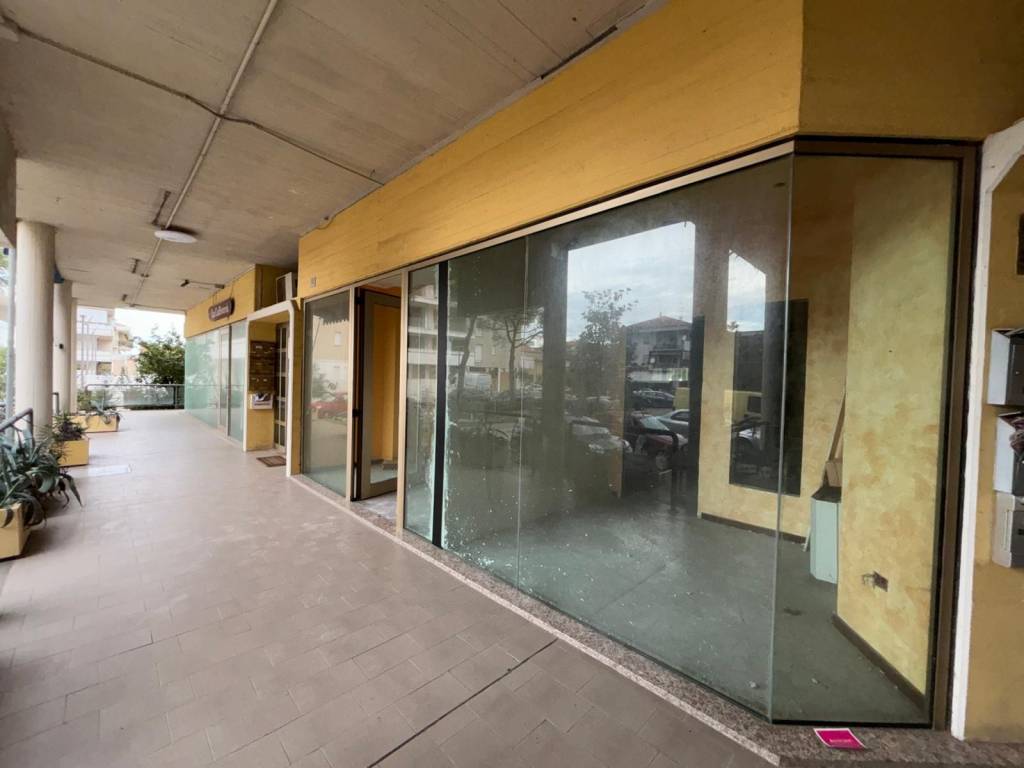 locale commerciale in vendita a Martinsicuro in zona Villa Rosa