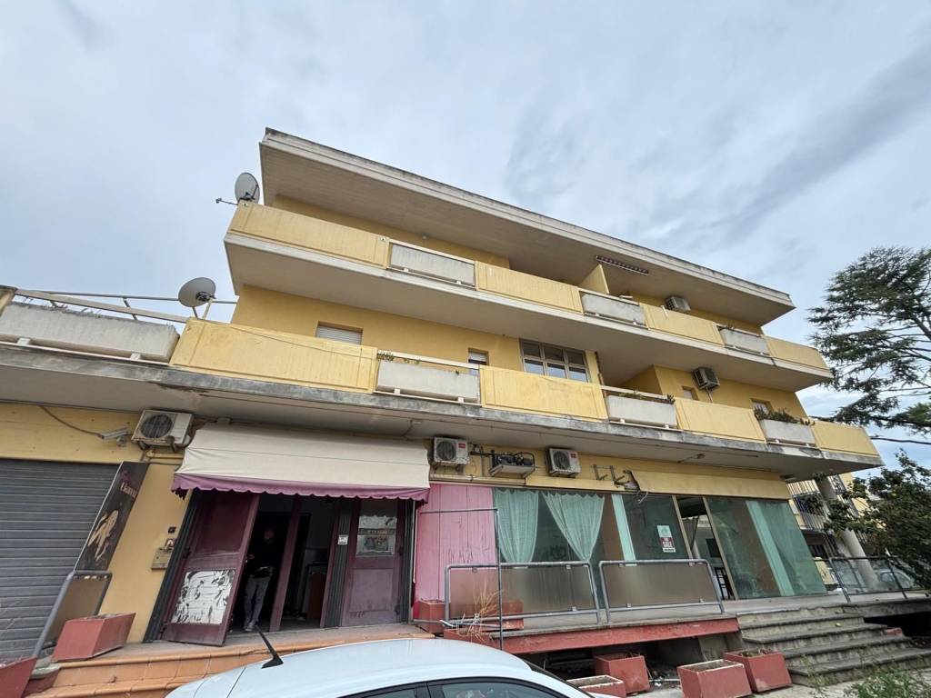 locale commerciale in vendita a Martinsicuro in zona Villa Rosa