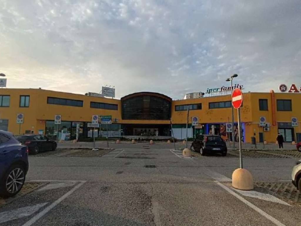 locale commerciale in vendita a Martinsicuro