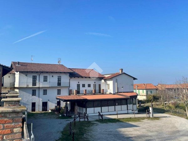 casale in vendita a Roddino