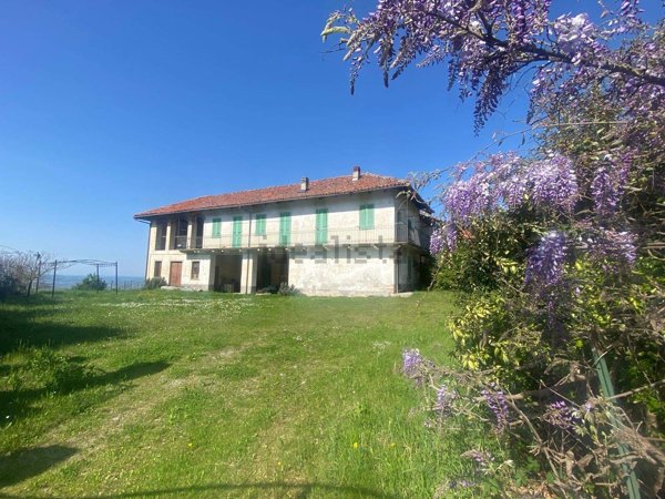 casale in vendita a Roddino