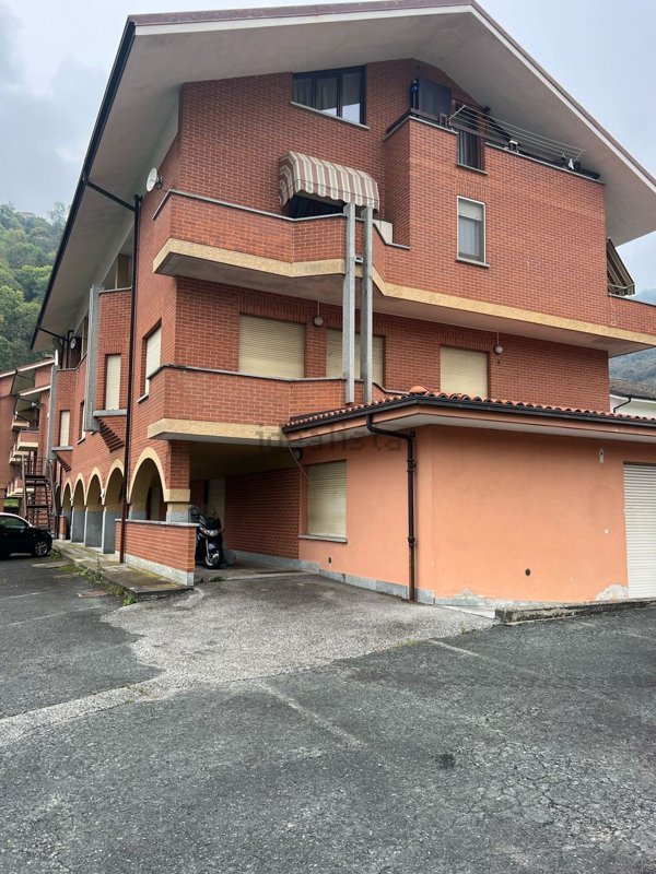 locale commerciale in vendita a Rossana