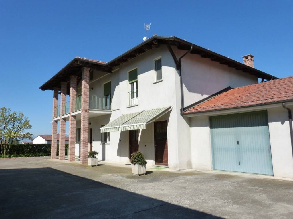 casa indipendente in vendita a Salmour