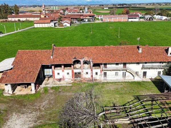 casale in vendita a Saluzzo in zona Via dei Romani