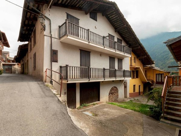 casa indipendente in vendita a Sampeyre in zona Rore