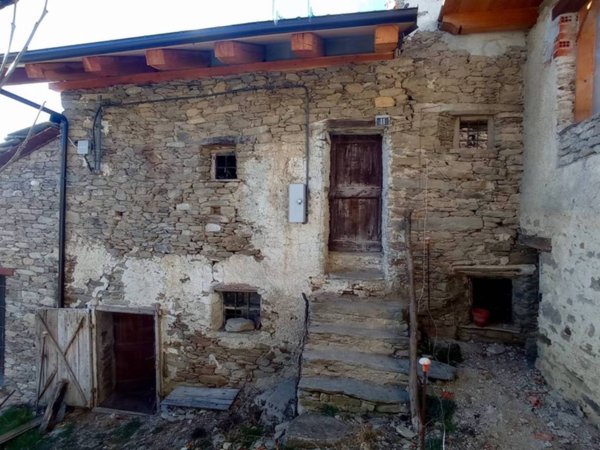 casa indipendente in vendita a Sampeyre in zona Dragoniere