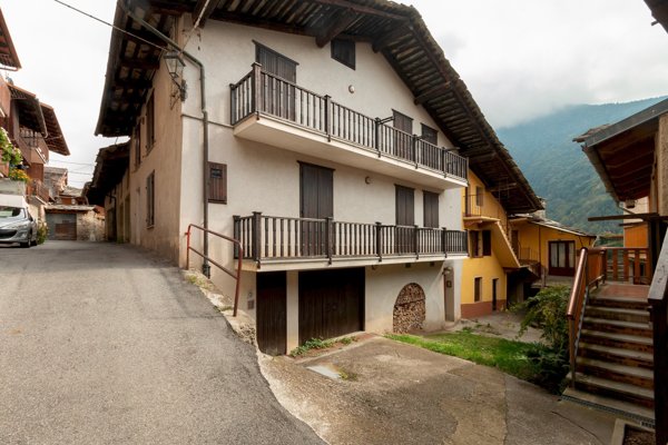 casa indipendente in vendita a Sampeyre in zona Rore