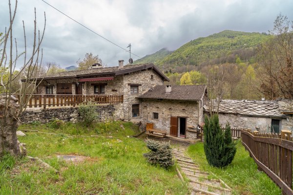casa indipendente in vendita a Sampeyre