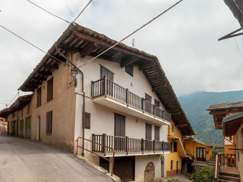 casa indipendente in vendita a Sampeyre in zona Rore