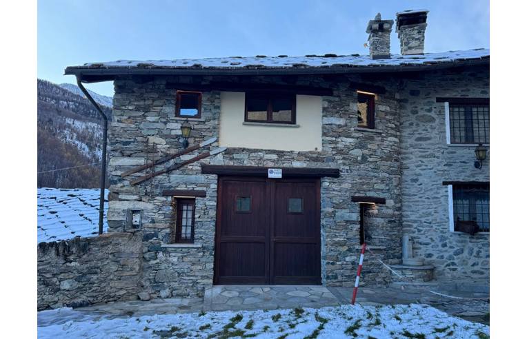 casa indipendente in vendita a Sampeyre in zona Villar