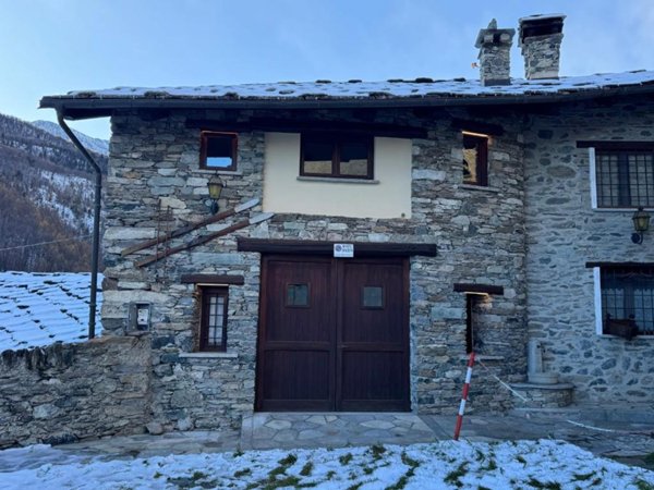 casa indipendente in vendita a Sampeyre in zona Villar