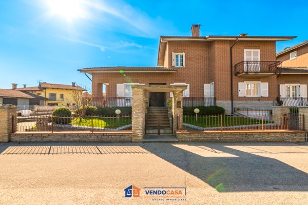 casa indipendente in vendita a Santa Vittoria d'Alba in zona Cinzano