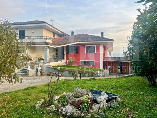 casa indipendente in vendita a Santa Vittoria d'Alba in zona Cinzano