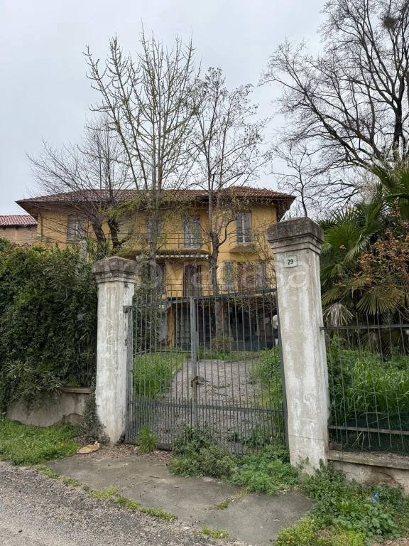 casa indipendente in vendita a Santa Vittoria d'Alba