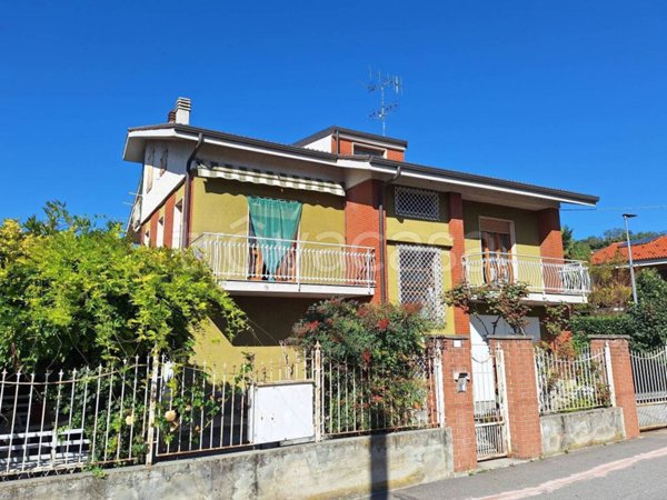 casa indipendente in vendita a Santa Vittoria d'Alba in zona Cinzano