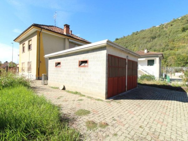casa indipendente in vendita a Santa Vittoria d'Alba in zona Cinzano