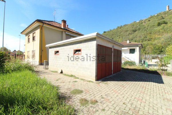 casa indipendente in vendita a Santa Vittoria d'Alba in zona Cinzano