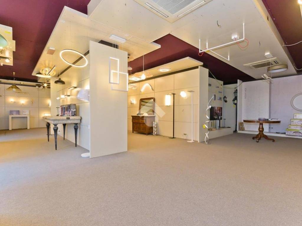 negozio in vendita a Santa Vittoria d'Alba