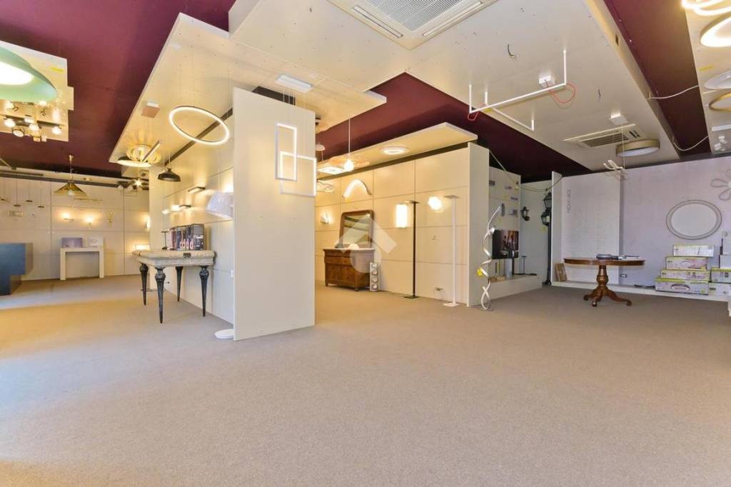 negozio in vendita a Santa Vittoria d'Alba