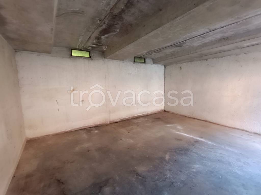 locale commerciale in vendita a Santa Vittoria d'Alba in zona Cinzano