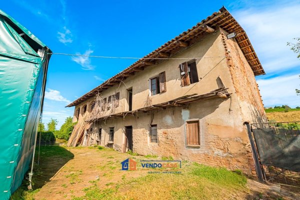 casale in vendita a Santa Vittoria d'Alba in zona Cinzano