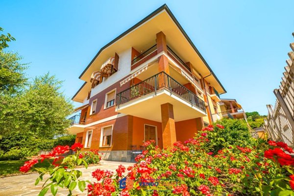 casa indipendente in vendita a Santa Vittoria d'Alba in zona Cinzano