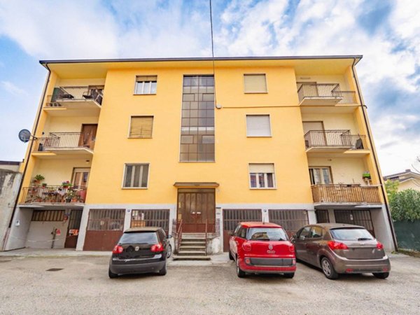 appartamento in vendita a Santa Vittoria d'Alba in zona Cinzano