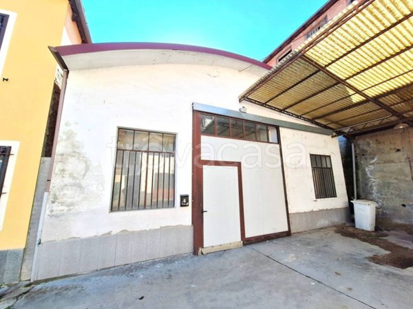 locale commerciale in vendita a Santa Vittoria d'Alba in zona Cinzano