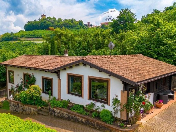 casa indipendente in vendita a Santa Vittoria d'Alba in zona Case Nuove